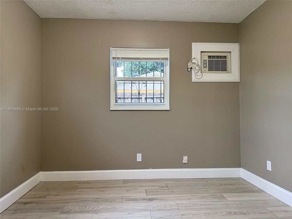 Недавно продано: $428,000 (3 спален, 1 ванн, 1125 Квадратных фут)