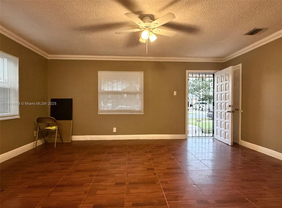 Недавно продано: $428,000 (3 спален, 1 ванн, 1125 Квадратных фут)