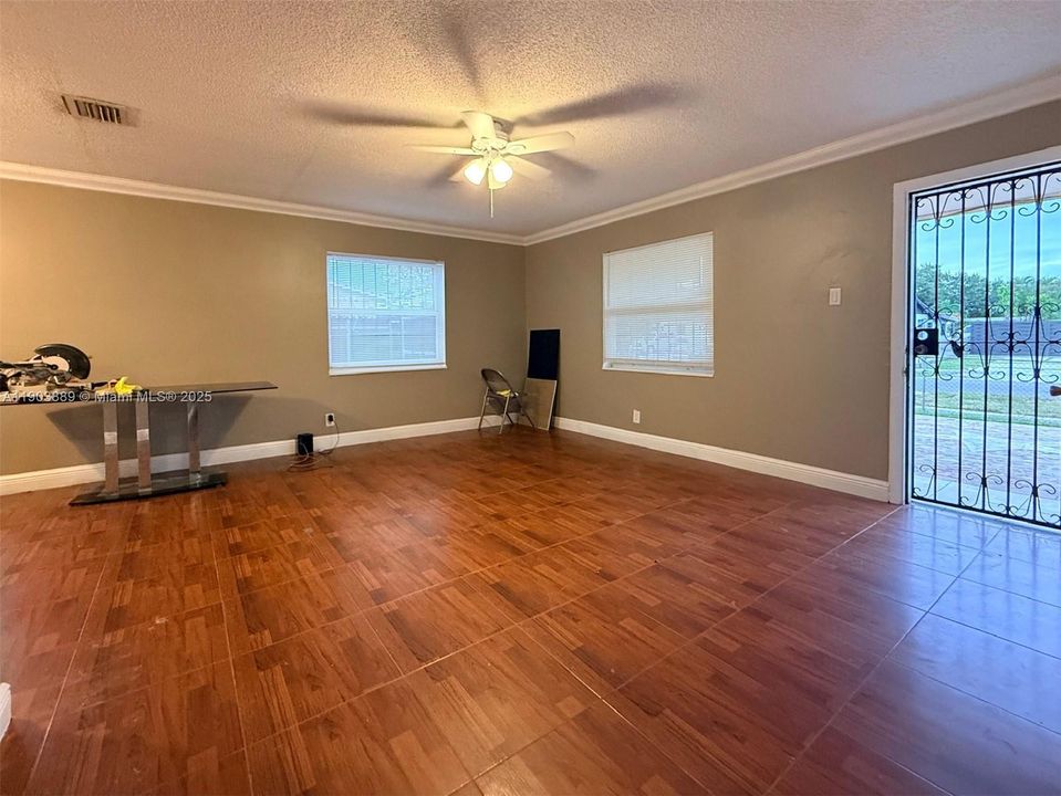 Недавно продано: $428,000 (3 спален, 1 ванн, 1125 Квадратных фут)