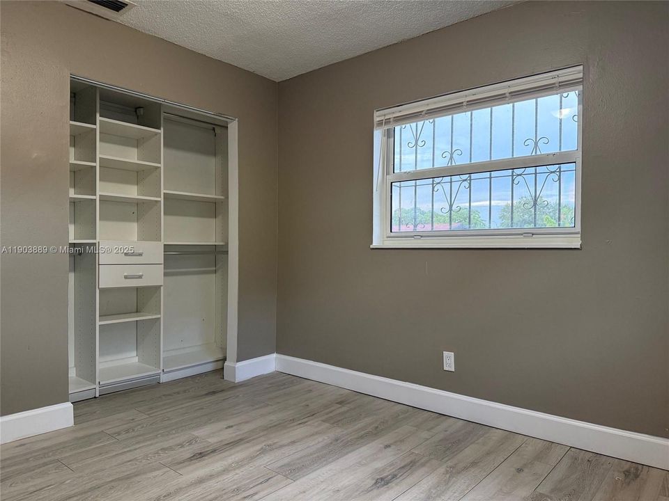 Недавно продано: $428,000 (3 спален, 1 ванн, 1125 Квадратных фут)