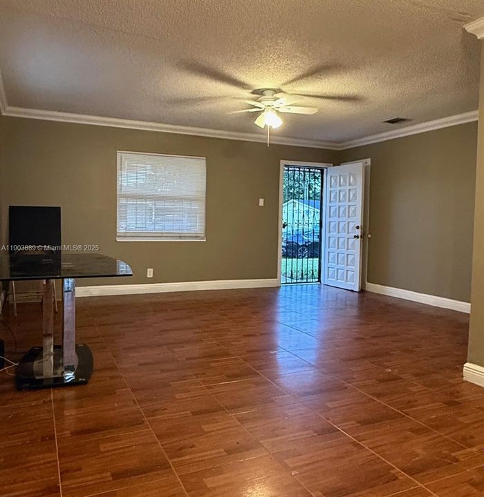 Недавно продано: $428,000 (3 спален, 1 ванн, 1125 Квадратных фут)