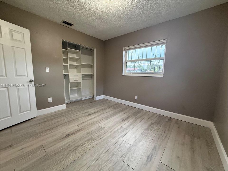 Недавно продано: $428,000 (3 спален, 1 ванн, 1125 Квадратных фут)