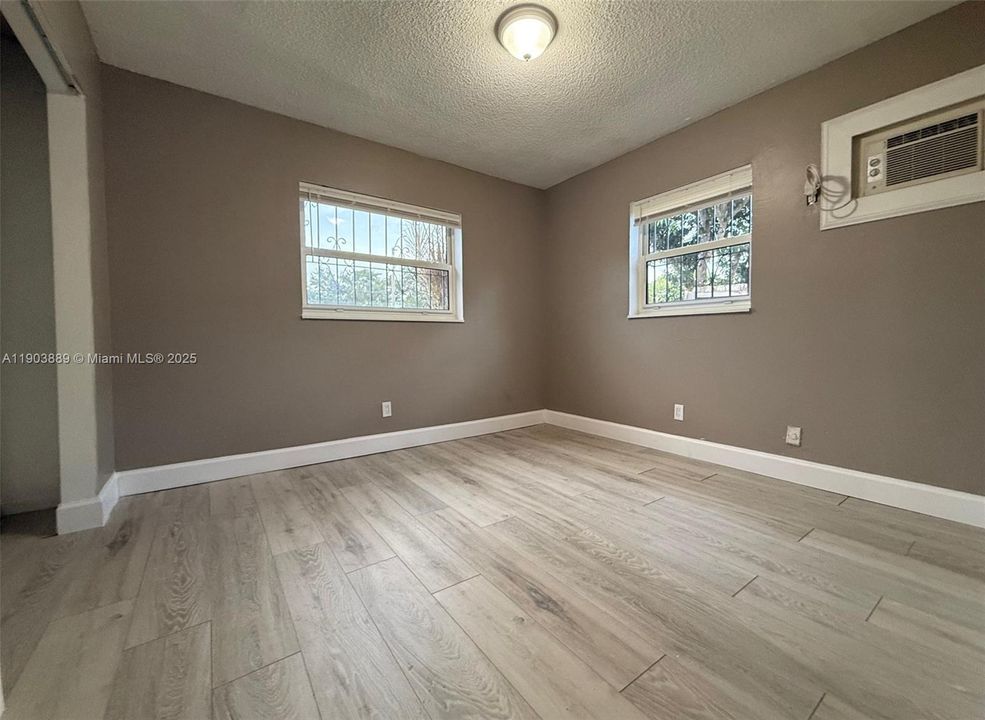 Недавно продано: $428,000 (3 спален, 1 ванн, 1125 Квадратных фут)