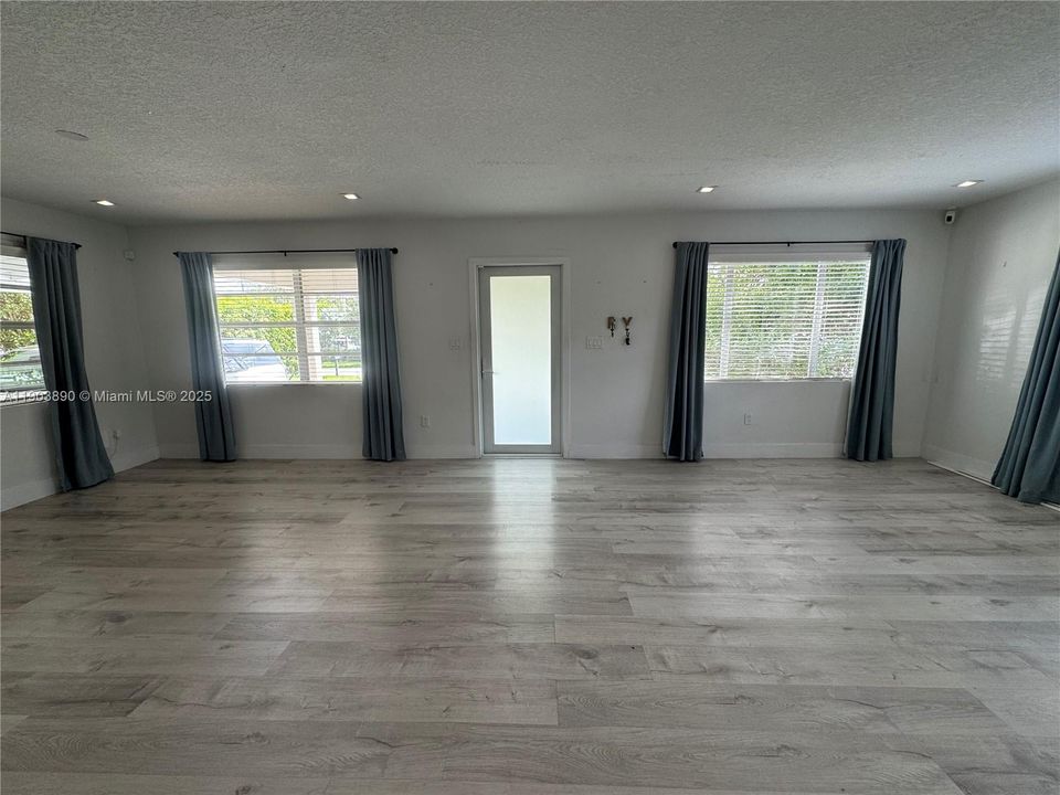 Под контрактом: $4,000 (3 спален, 2 ванн, 1204 Квадратных фут)