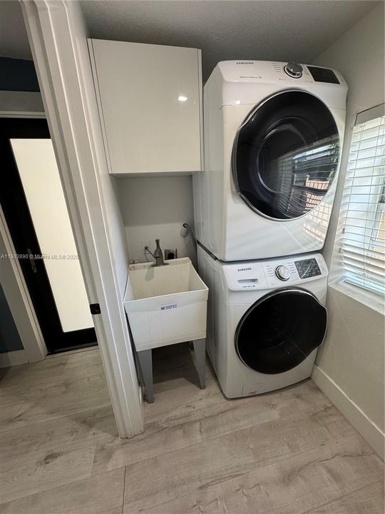 Под контрактом: $4,000 (3 спален, 2 ванн, 1204 Квадратных фут)