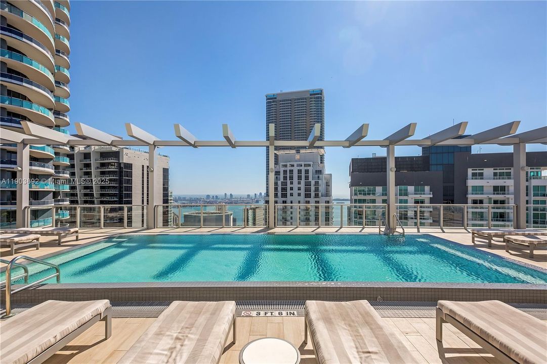 待售: $690,000 (2 贝兹, 2 浴室, 1165 平方英尺)