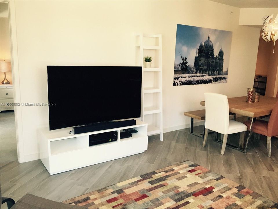 待售: $690,000 (2 贝兹, 2 浴室, 1165 平方英尺)