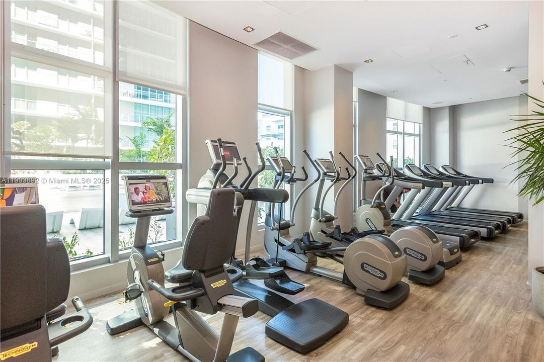 待售: $690,000 (2 贝兹, 2 浴室, 1165 平方英尺)