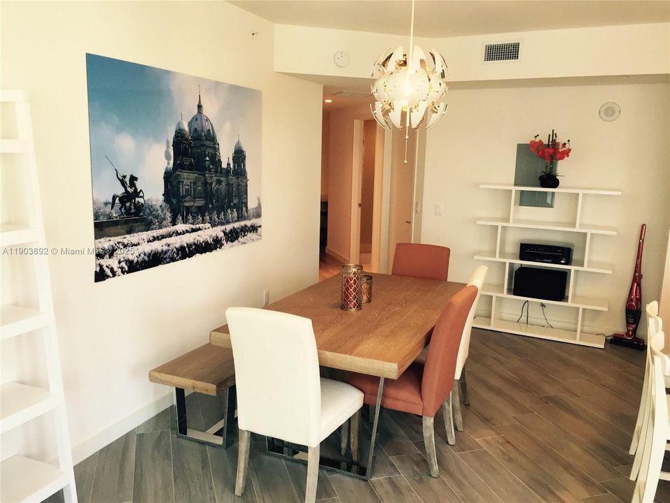 待售: $690,000 (2 贝兹, 2 浴室, 1165 平方英尺)