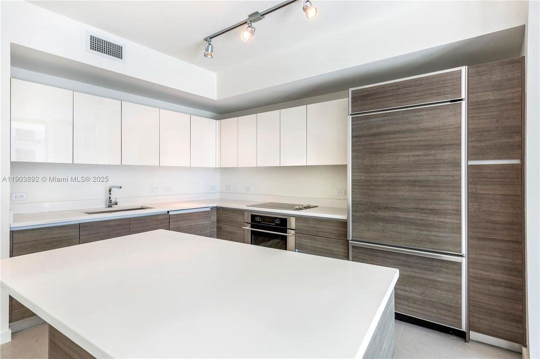 待售: $690,000 (2 贝兹, 2 浴室, 1165 平方英尺)