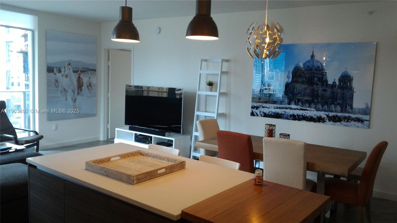 待售: $690,000 (2 贝兹, 2 浴室, 1165 平方英尺)