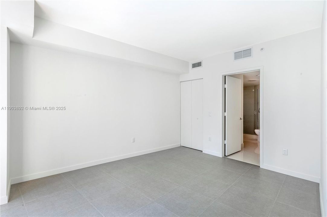 待售: $690,000 (2 贝兹, 2 浴室, 1165 平方英尺)