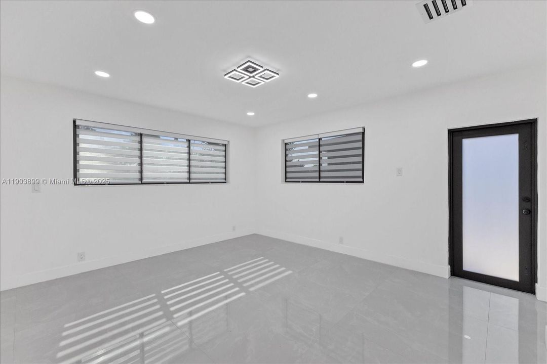 For Rent: $6,850 (5 beds, 3 baths, 1970 Square Feet)