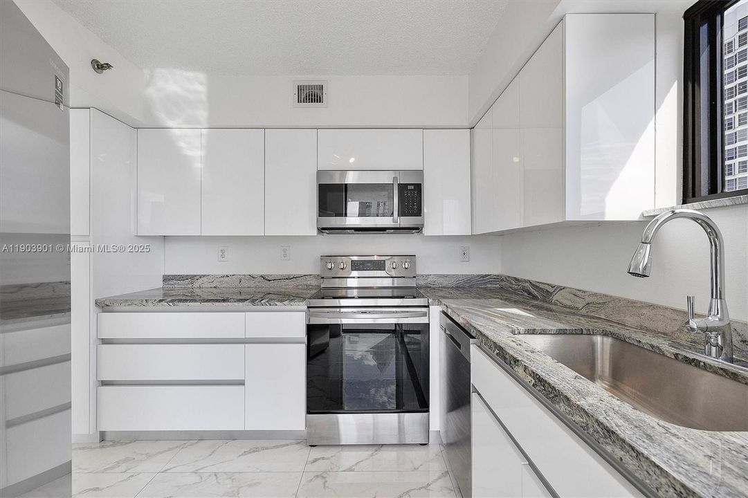 Recently Rented: $3,000 (2 beds, 2 baths, 1181 Square Feet)