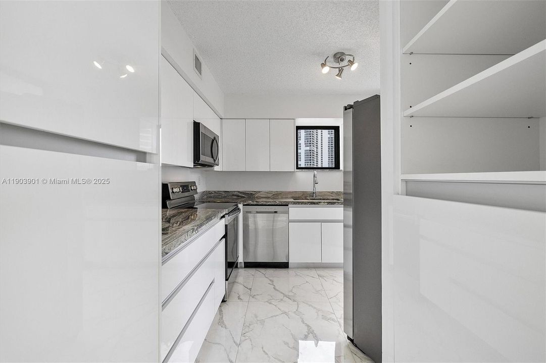 Recently Rented: $3,000 (2 beds, 2 baths, 1181 Square Feet)