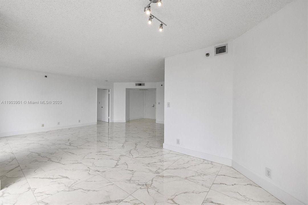Recently Rented: $3,000 (2 beds, 2 baths, 1181 Square Feet)