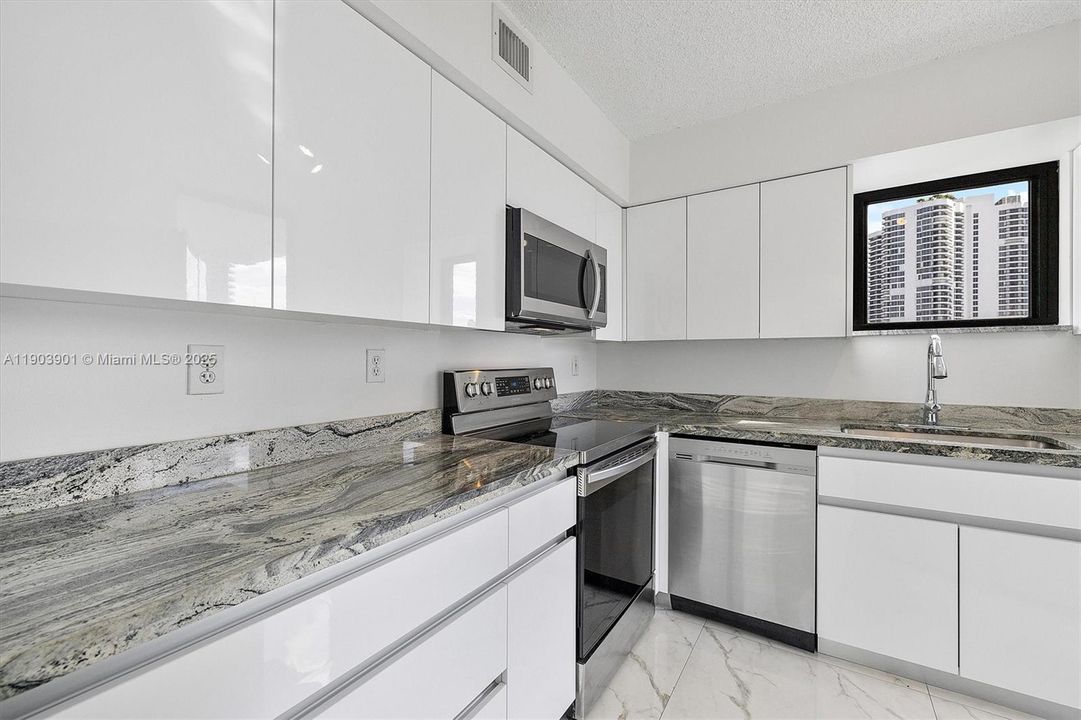 Recently Rented: $3,000 (2 beds, 2 baths, 1181 Square Feet)