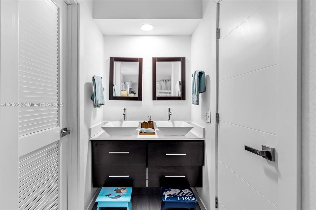 На продажу: $285,000 (2 спален, 2 ванн, 1050 Квадратных фут)