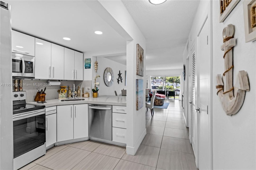 На продажу: $285,000 (2 спален, 2 ванн, 1050 Квадратных фут)