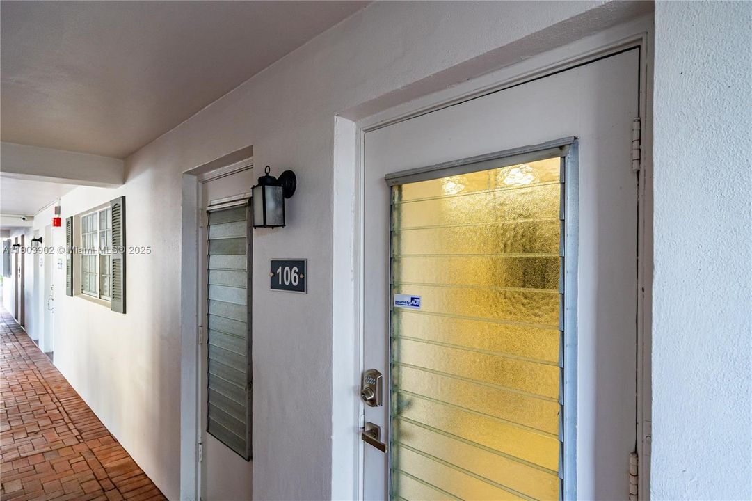 На продажу: $285,000 (2 спален, 2 ванн, 1050 Квадратных фут)