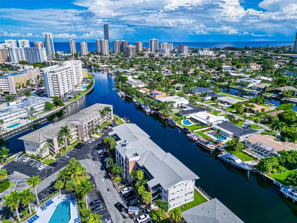 На продажу: $285,000 (2 спален, 2 ванн, 1050 Квадратных фут)