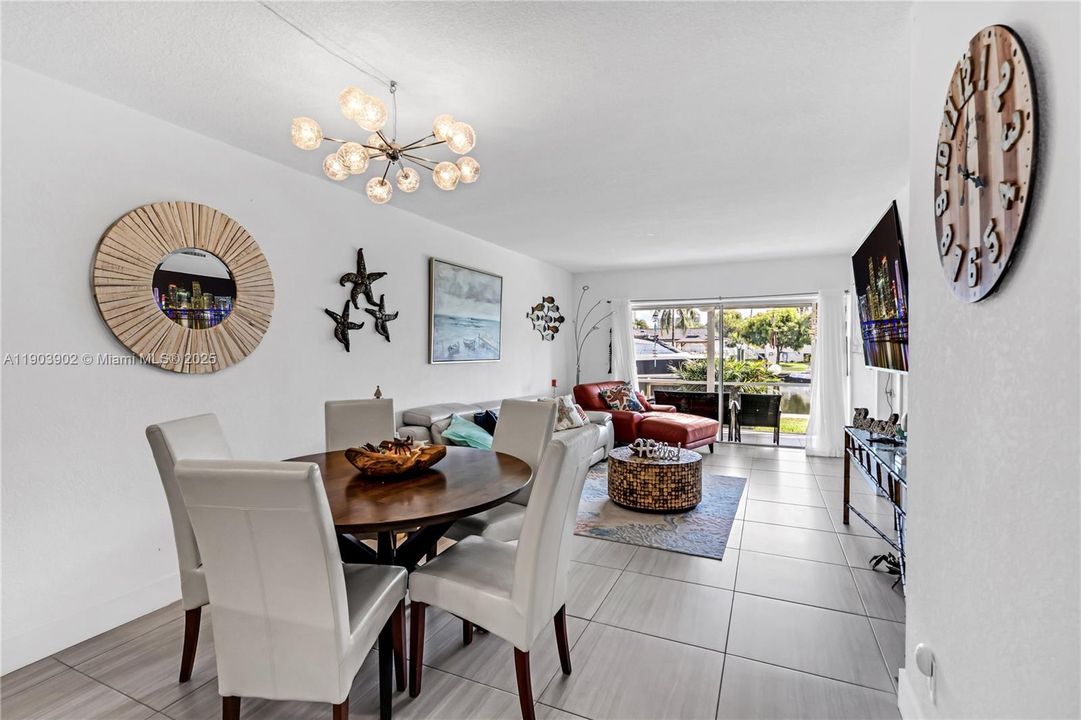 На продажу: $285,000 (2 спален, 2 ванн, 1050 Квадратных фут)