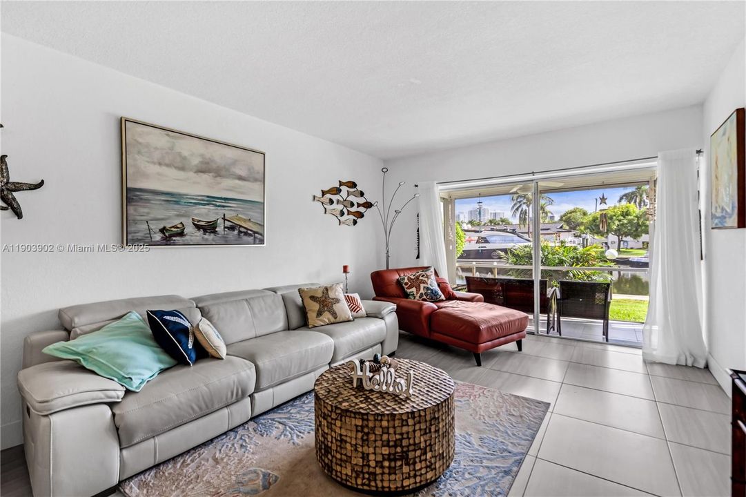 На продажу: $285,000 (2 спален, 2 ванн, 1050 Квадратных фут)