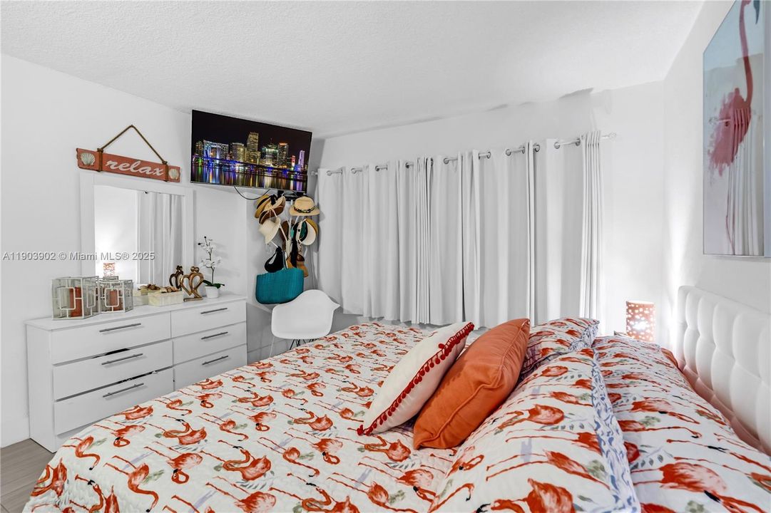 На продажу: $285,000 (2 спален, 2 ванн, 1050 Квадратных фут)