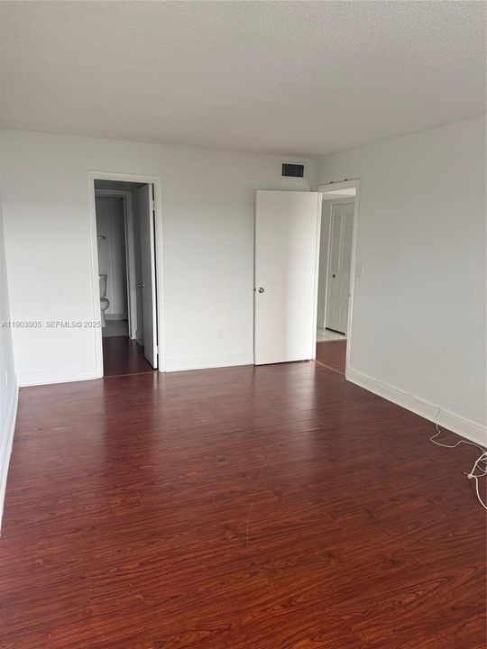 For Rent: $1,600 (1 beds, 1 baths, 826 Square Feet)