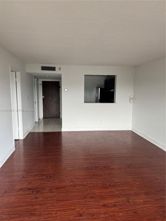 For Rent: $1,600 (1 beds, 1 baths, 826 Square Feet)