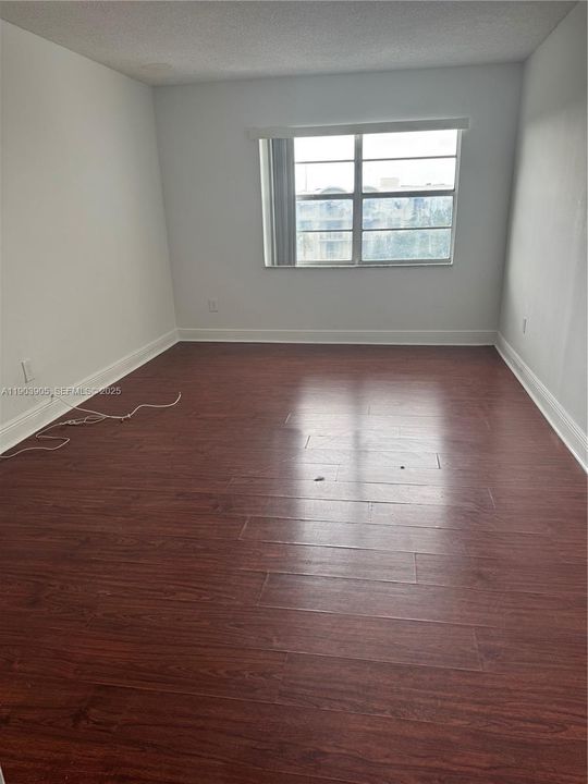 For Rent: $1,600 (1 beds, 1 baths, 826 Square Feet)