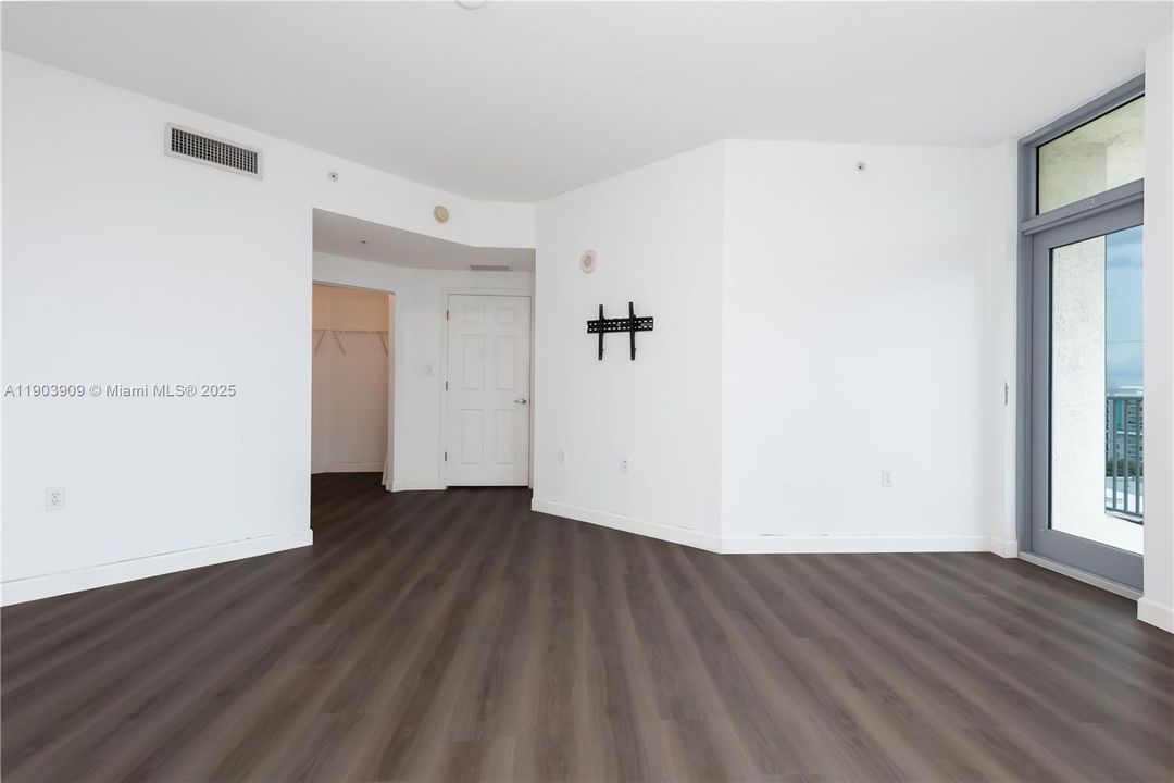 For Rent: $2,300 (2 beds, 1 baths, 1115 Square Feet)