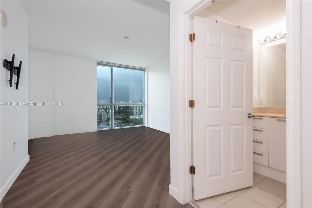 For Rent: $2,300 (2 beds, 1 baths, 1115 Square Feet)