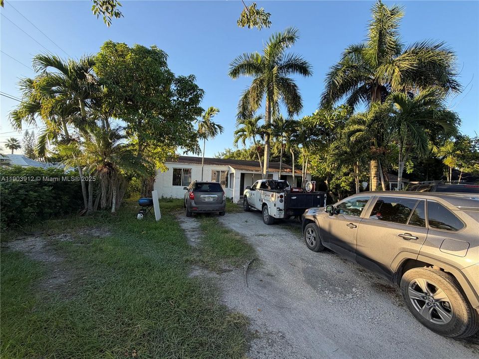 合同活跃: $3,100 (4 贝兹, 2 浴室, 1099 平方英尺)