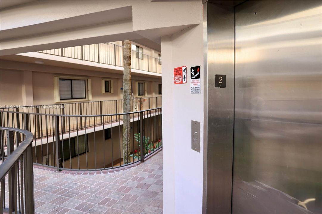 For Sale: $330,000 (2 beds, 2 baths, 965 Square Feet)