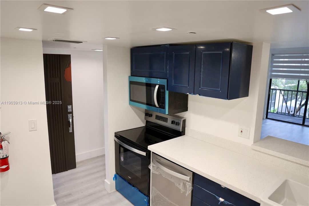 For Sale: $330,000 (2 beds, 2 baths, 965 Square Feet)