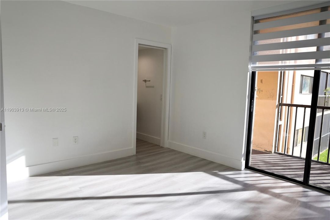 For Sale: $330,000 (2 beds, 2 baths, 965 Square Feet)