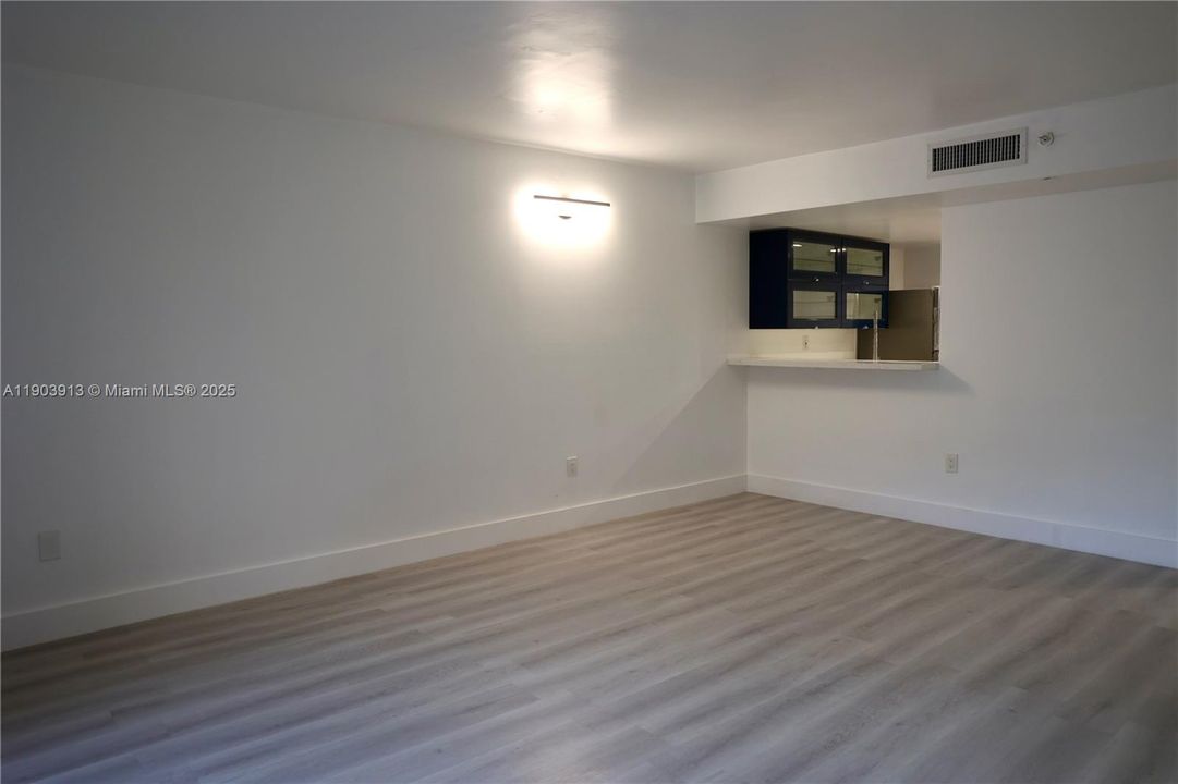 For Sale: $330,000 (2 beds, 2 baths, 965 Square Feet)