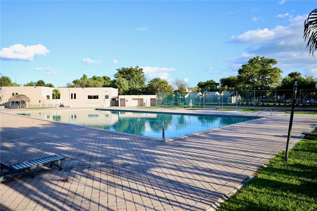 For Sale: $330,000 (2 beds, 2 baths, 965 Square Feet)