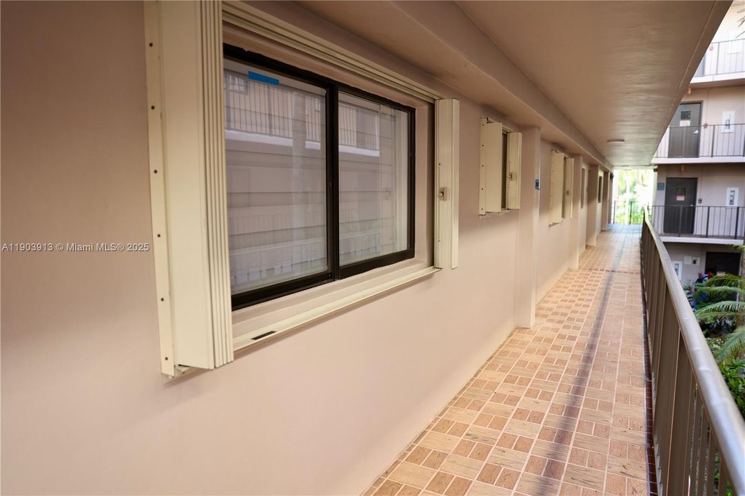 For Sale: $330,000 (2 beds, 2 baths, 965 Square Feet)