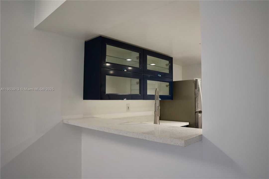 For Sale: $330,000 (2 beds, 2 baths, 965 Square Feet)