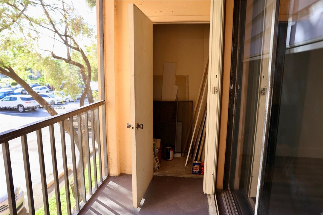 For Sale: $330,000 (2 beds, 2 baths, 965 Square Feet)