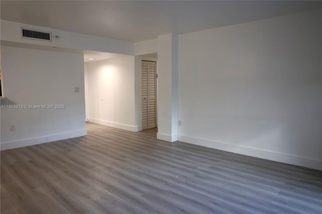 For Sale: $330,000 (2 beds, 2 baths, 965 Square Feet)