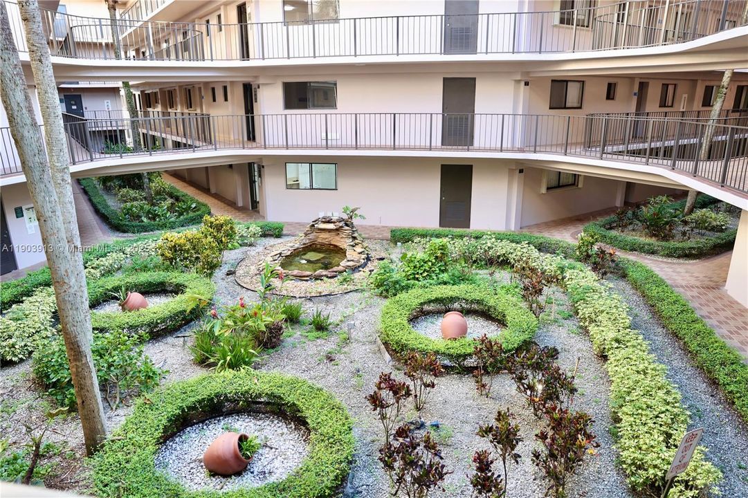 For Sale: $330,000 (2 beds, 2 baths, 965 Square Feet)