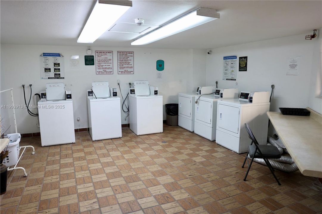 For Sale: $330,000 (2 beds, 2 baths, 965 Square Feet)