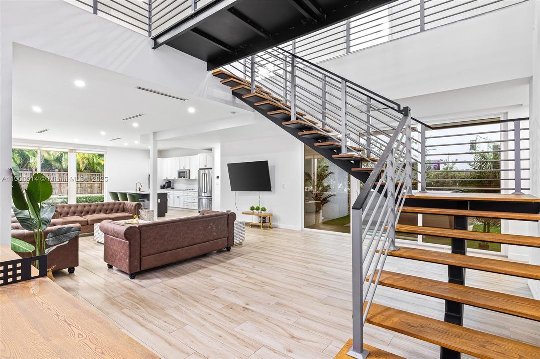Active With Contract: $2,400,000 (5 beds, 4 baths, 3624 Square Feet)