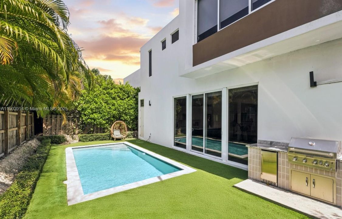 Active With Contract: $2,400,000 (5 beds, 4 baths, 3624 Square Feet)