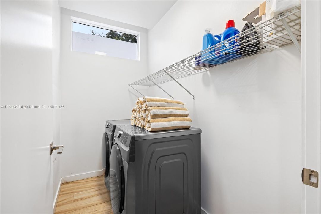 Active With Contract: $2,400,000 (5 beds, 4 baths, 3624 Square Feet)