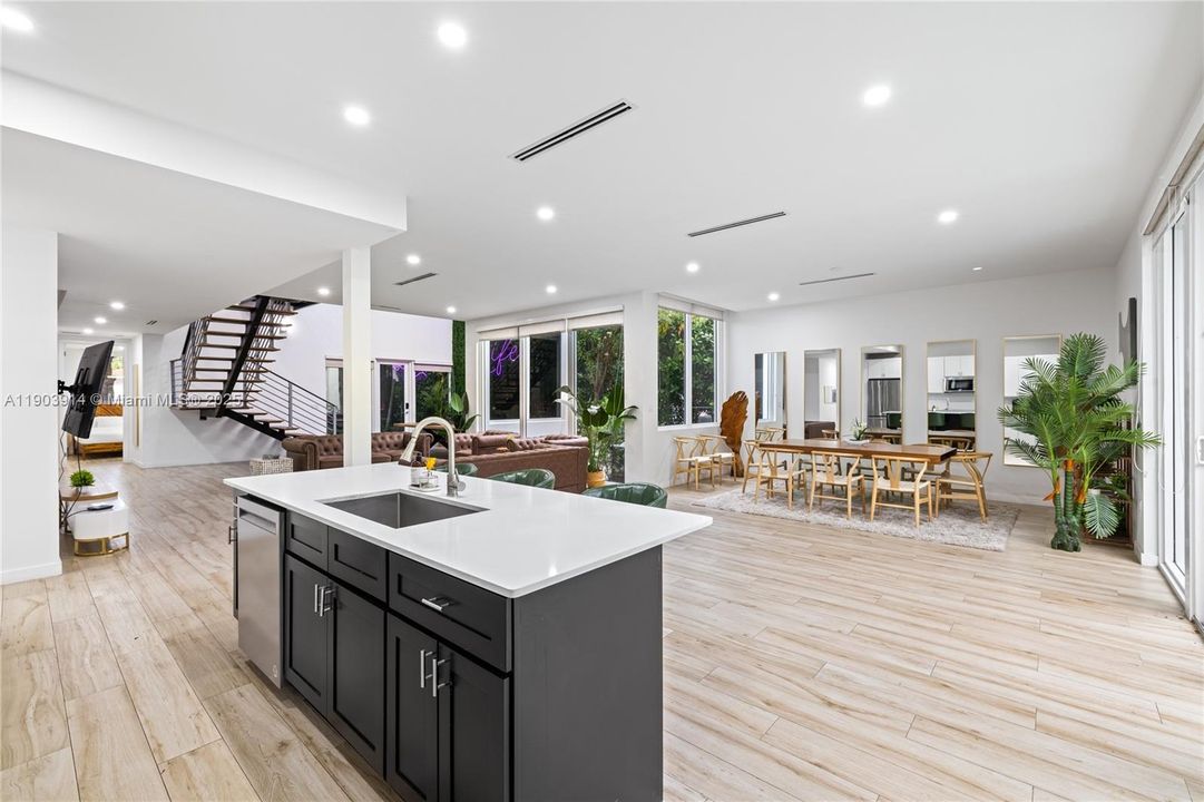 Active With Contract: $2,400,000 (5 beds, 4 baths, 3624 Square Feet)