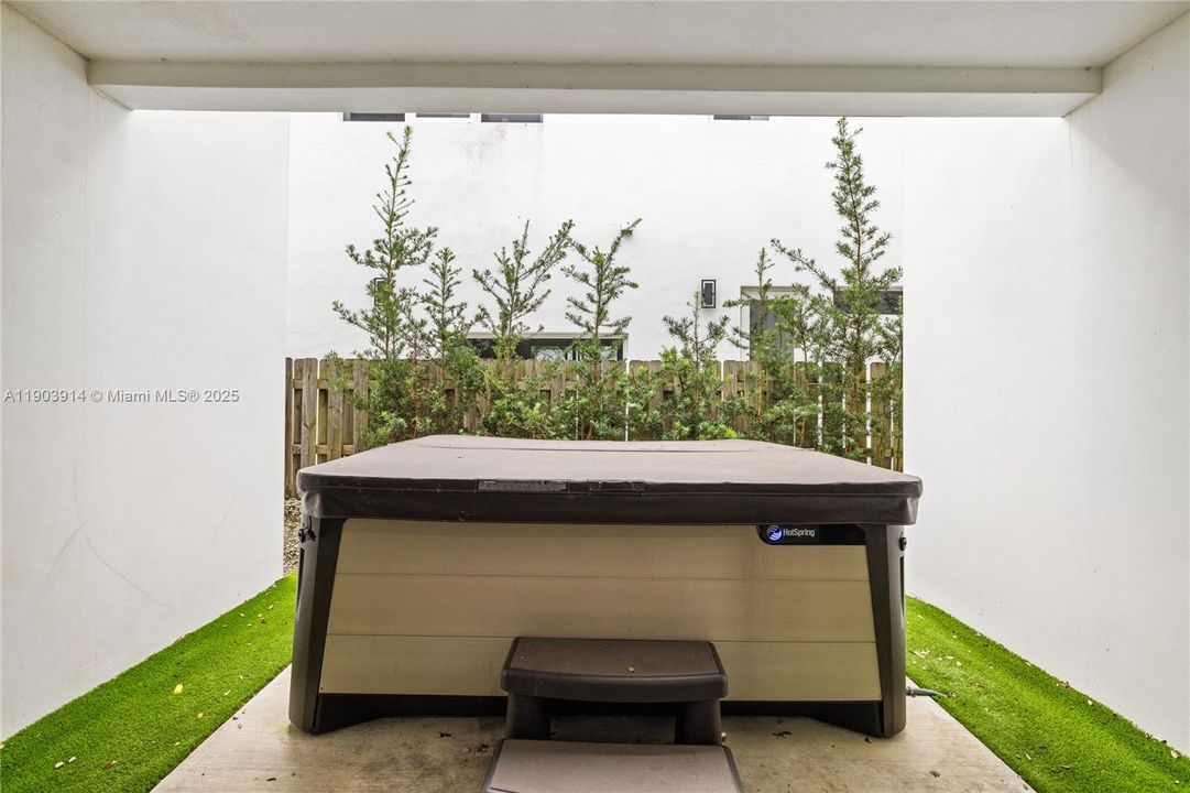 Active With Contract: $2,400,000 (5 beds, 4 baths, 3624 Square Feet)